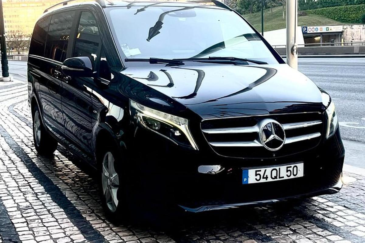 černé auto zaparkované na kraji ulice