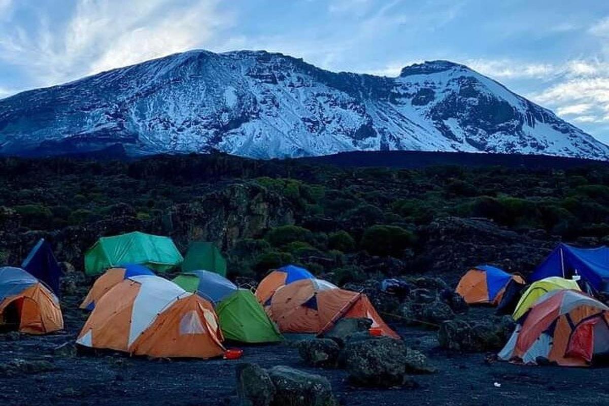 un gruppo di tende in cima a una montagna