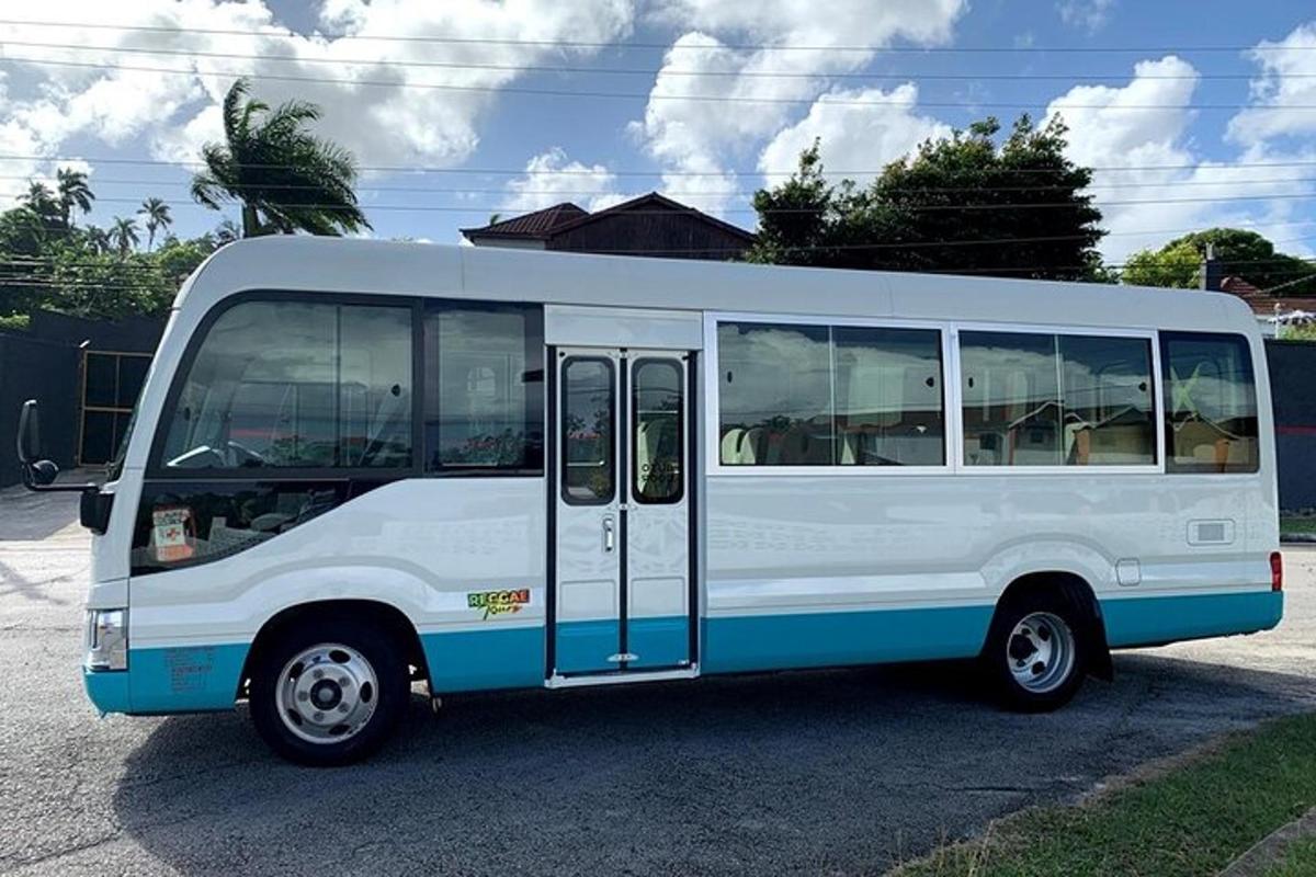 un autobus bianco e blu parcheggiato in un parcheggio