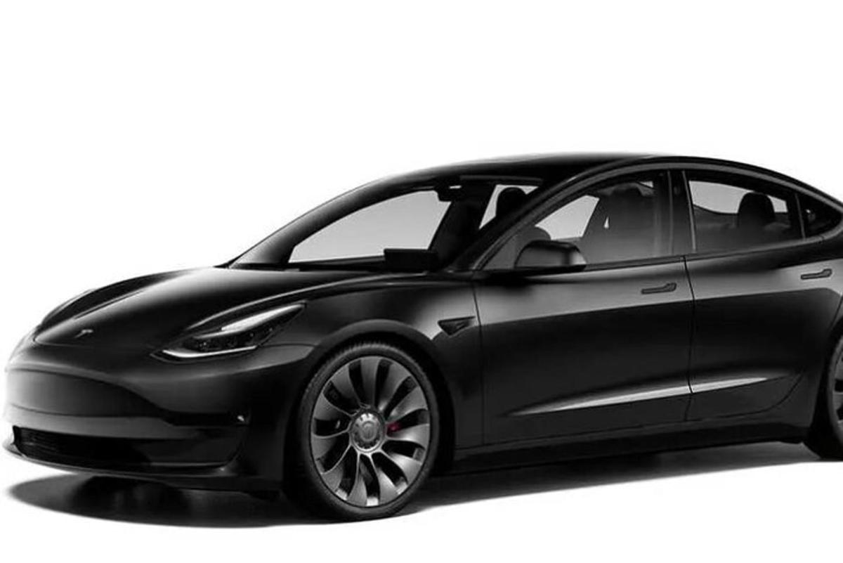 beyaz bir arka plan üzerinde siyah bir tesla arabası