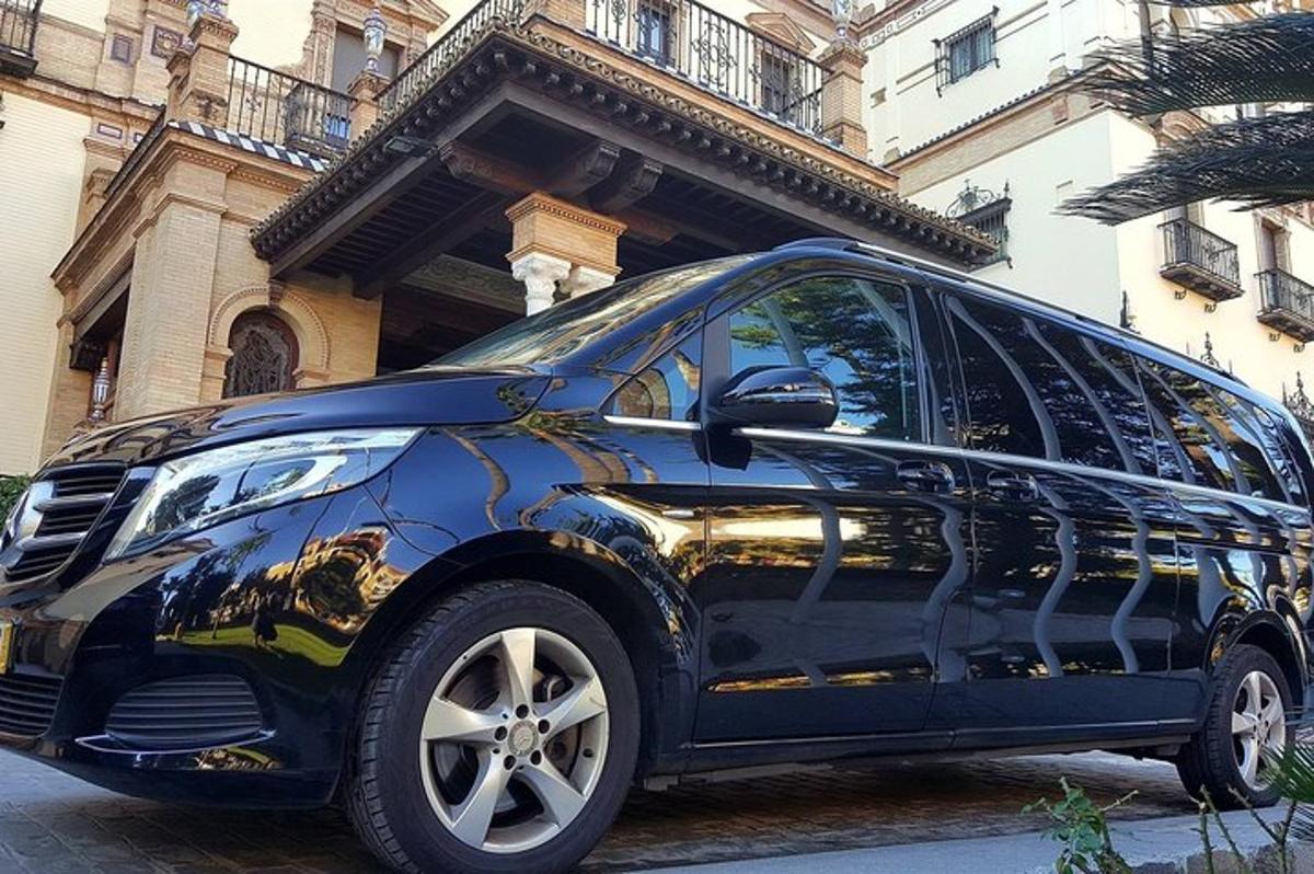 must auto pargitud hoone ette