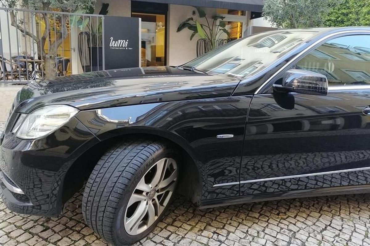 černé auto zaparkované před obchodem