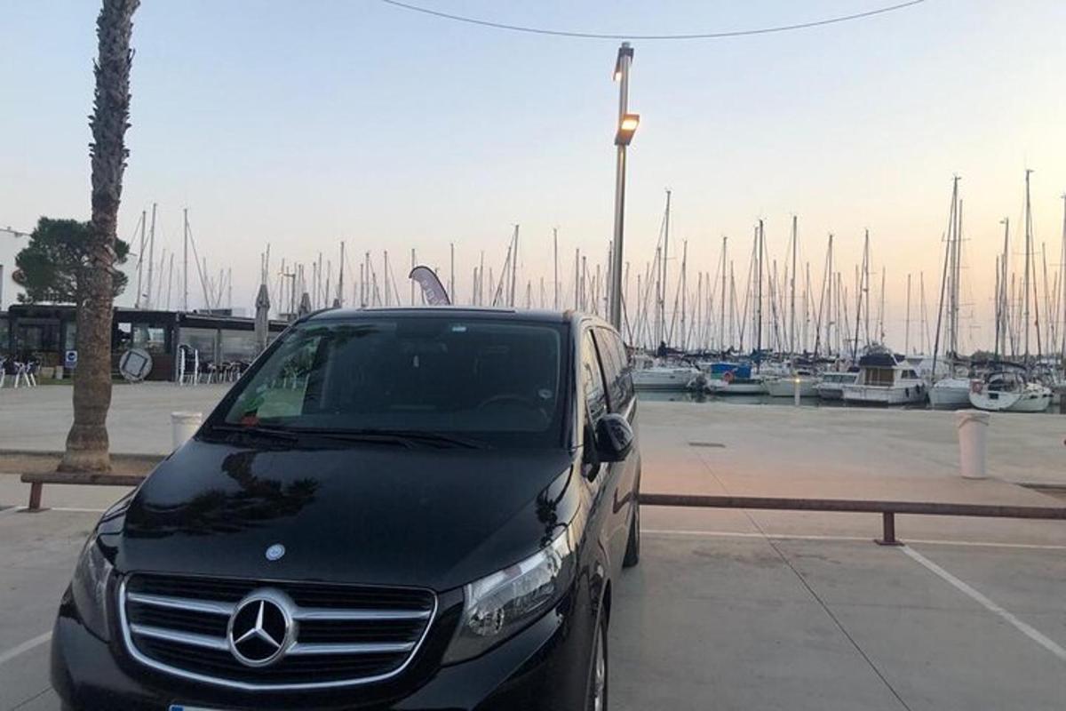 samochód zaparkowany na parkingu obok mariny