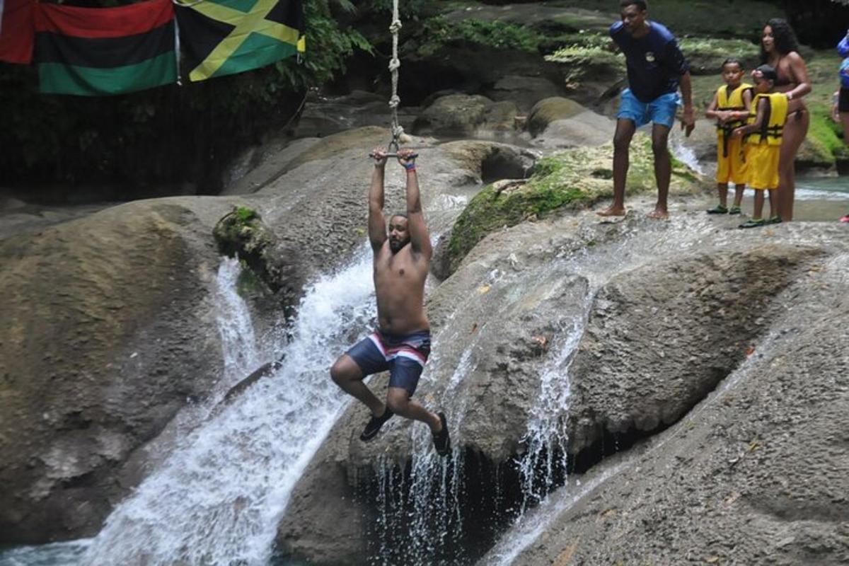 seorang lelaki tergantung pada tali di air terjun