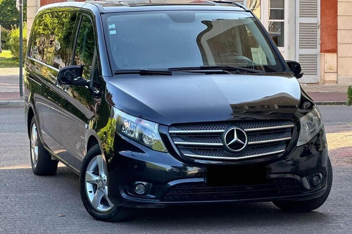 một chiếc xe tải mercedes benz đỗ trên phố