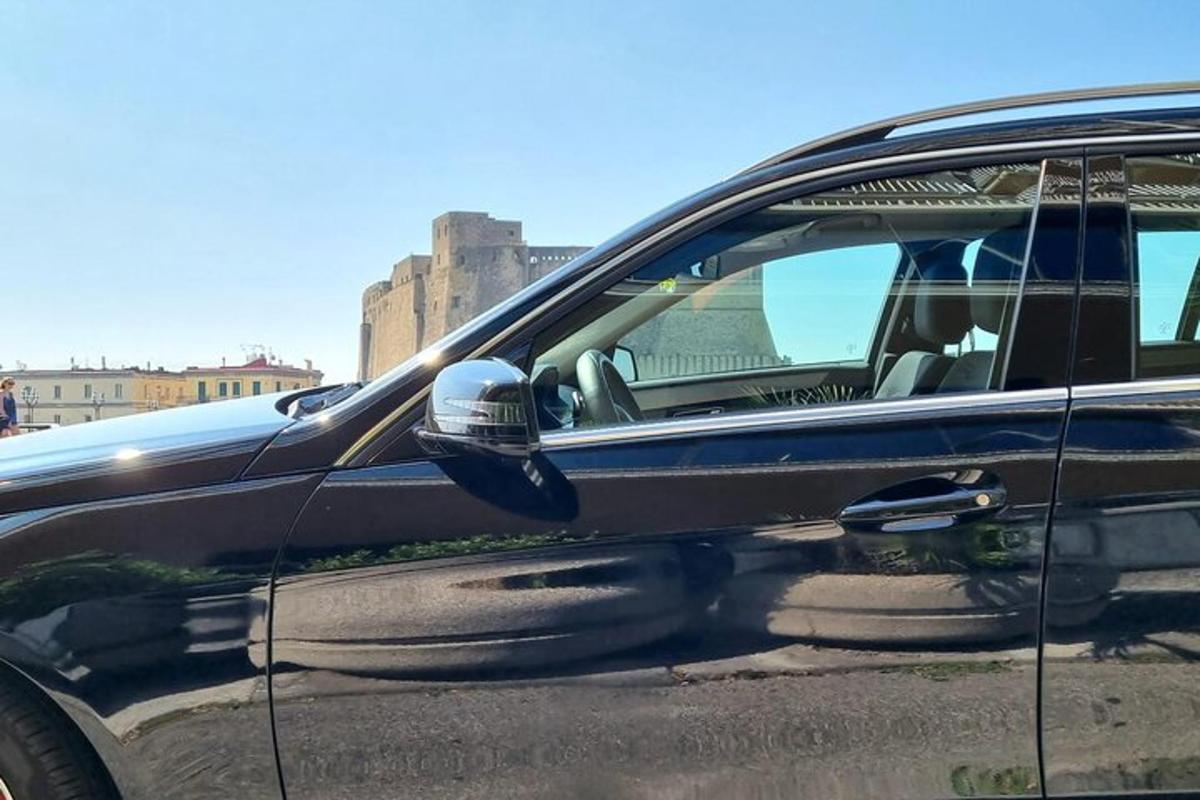 Un coche negro estacionado en un estacionamiento