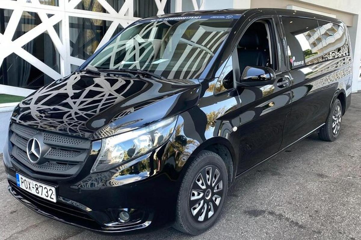 sebuah kereta hitam diletakkan di tempat letak kereta