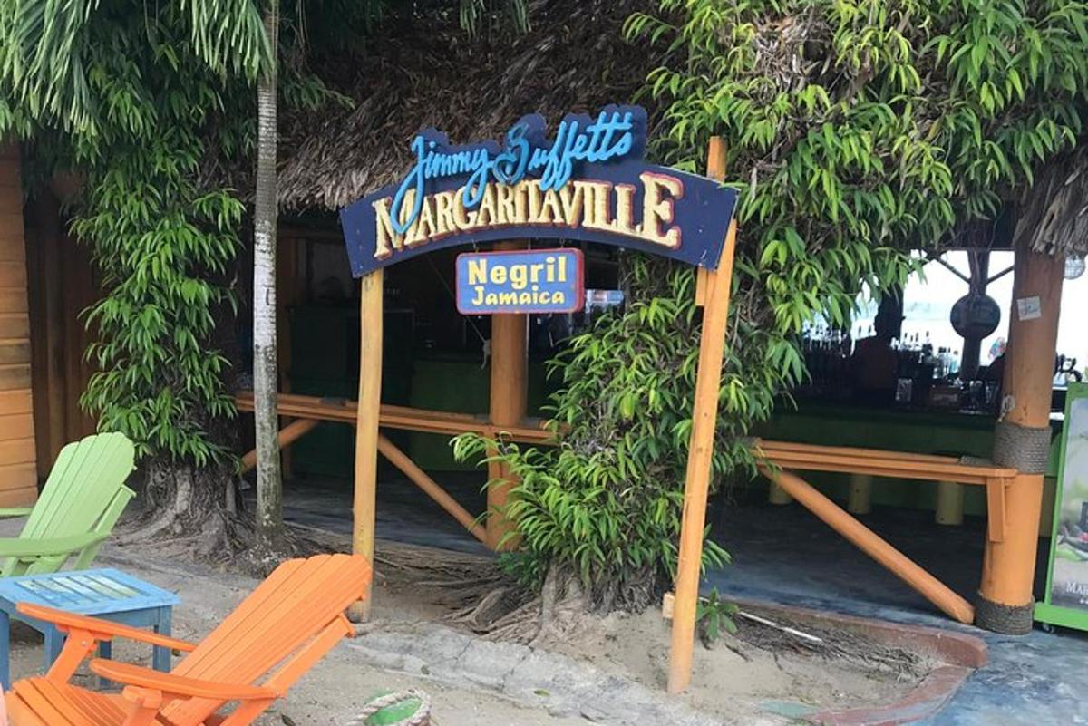 cedule před restaurací se dvěma židlemi