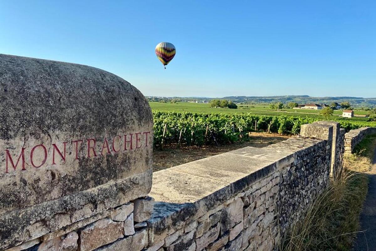 horkovzdušný balón letící nad kamennou zdí