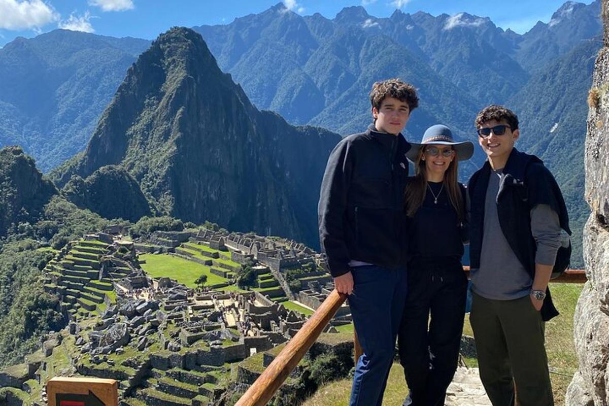 un gruppo di persone in piedi sulla cima di una montagna