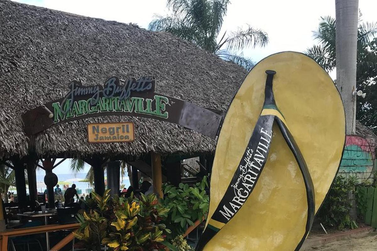 cedule pro restauraci s margaritou a surfovacím prknem