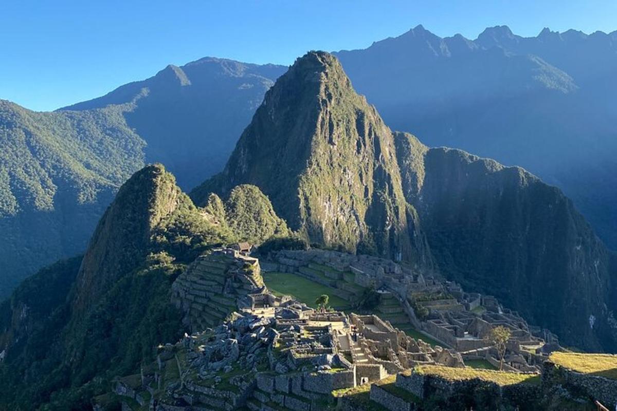 una vista di una montagna con un villaggio su di essa