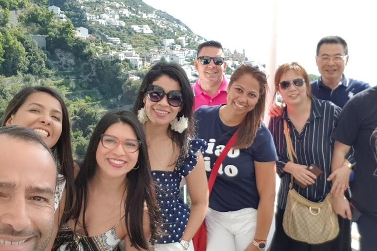 Un grupo de personas posando para una foto frente a una montaña.