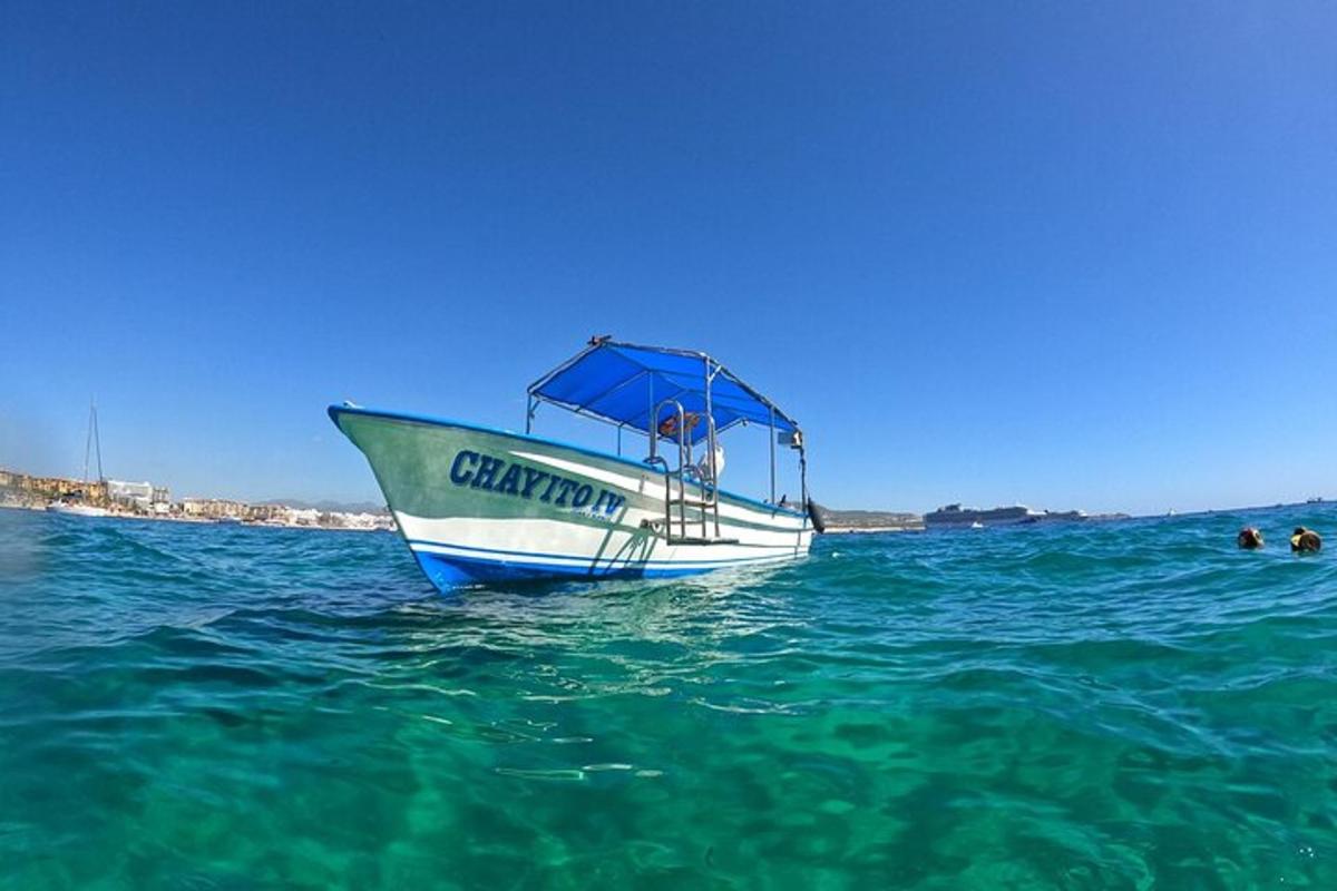 o barcă în ocean cu oameni care înoată în apă
