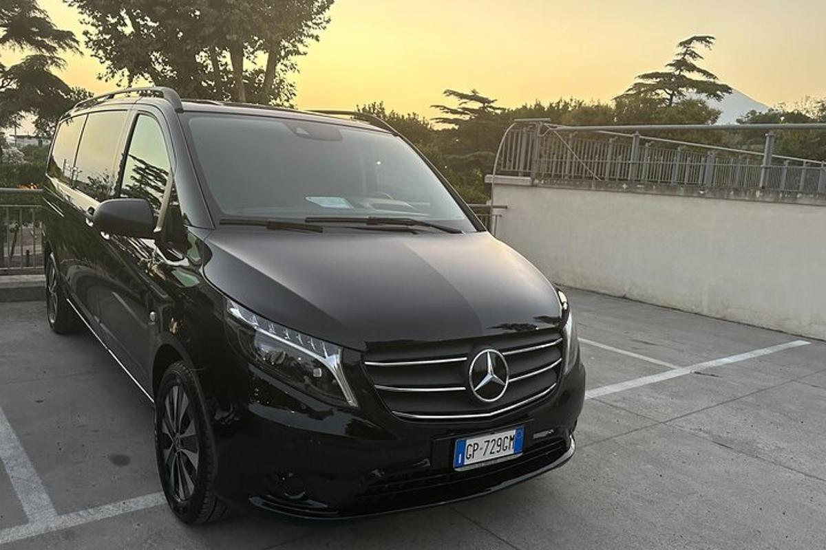 černé auto zaparkované na parkovišti
