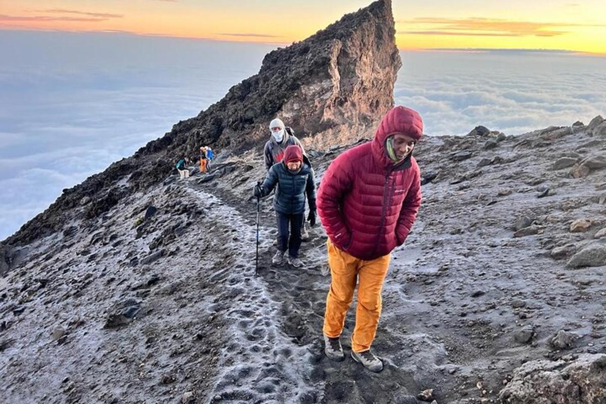 hópur fólks sem gengur upp fjall