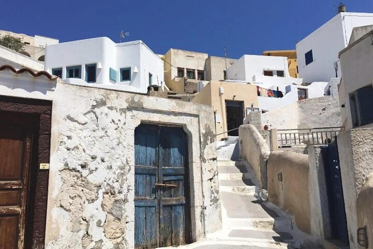 Un callejón con una puerta azul en un pueblo.