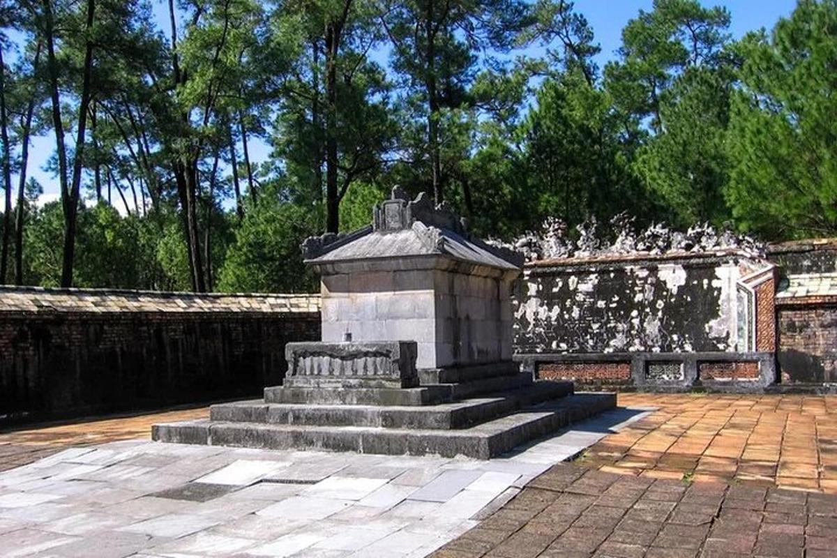 un monumento de piedra frente a una pared de ladrillos