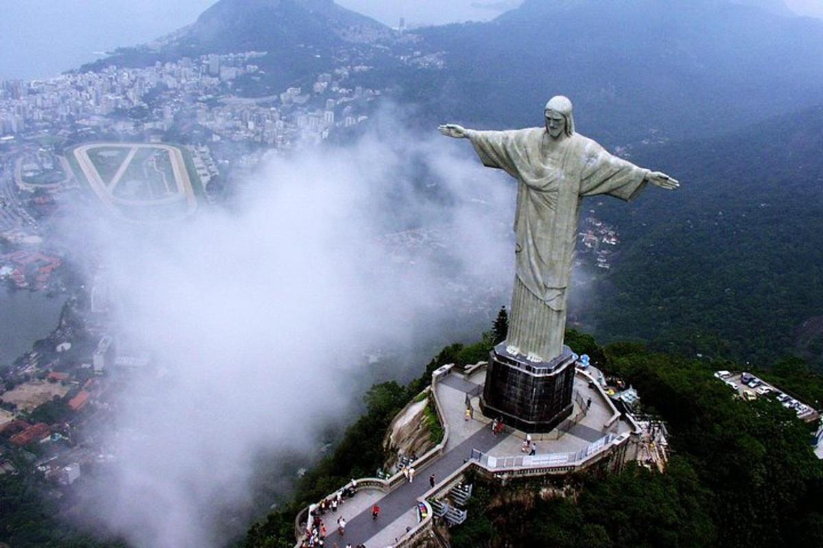 o vedere aeriană a statuii lui Hristos Mântuitorul