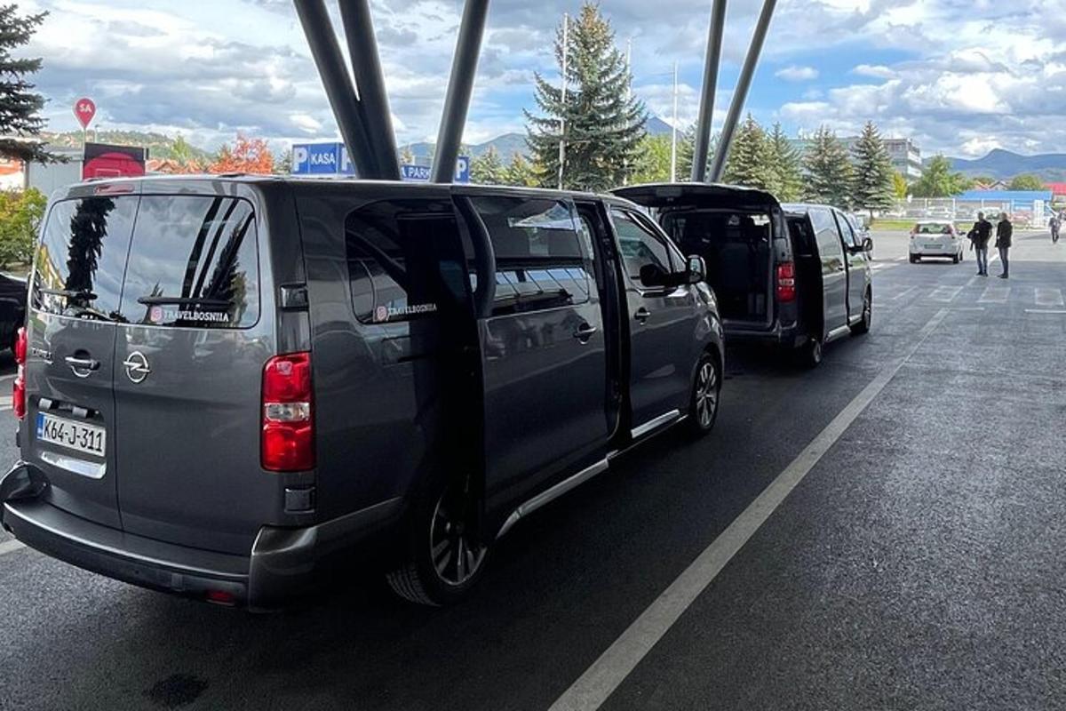 paar autot pargitud parklas