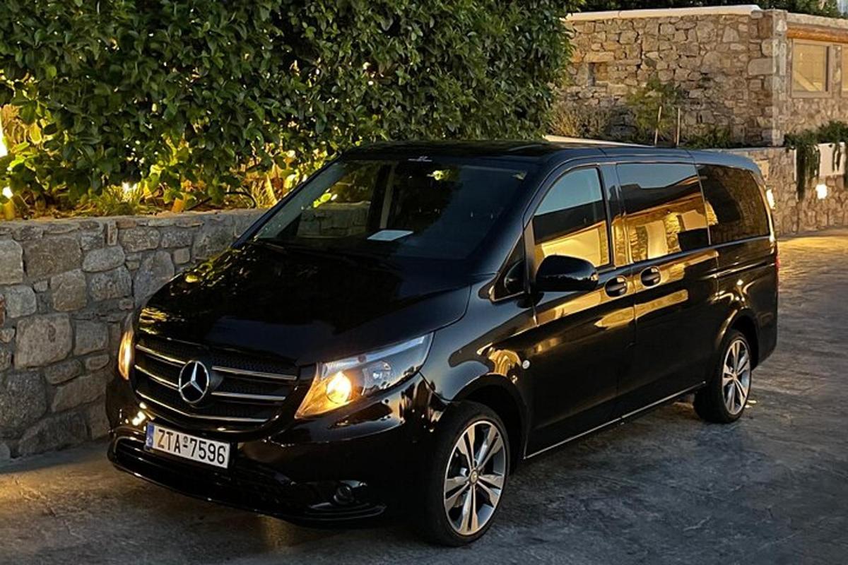 černé auto zaparkované vedle kamenné zdi