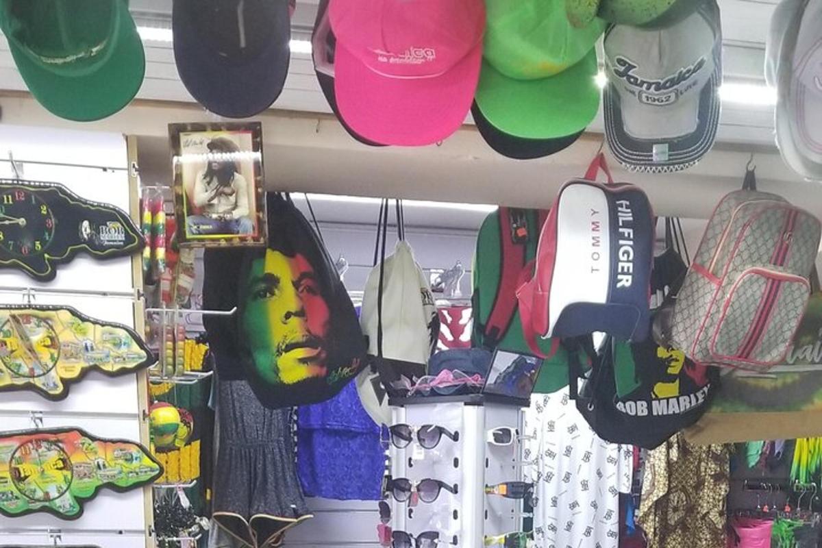 o cameră cu șepci și pălării expuse