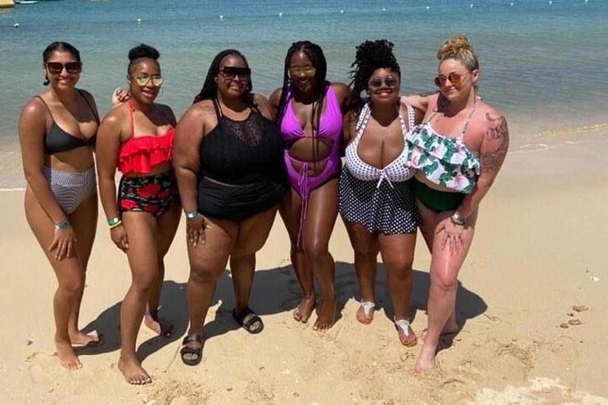 un grup de femei în costume de baie pe plajă