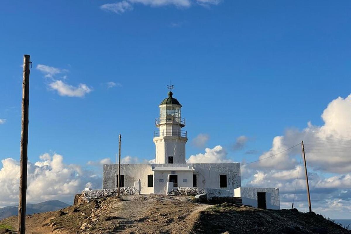 egy domb tetején álló világítótorony