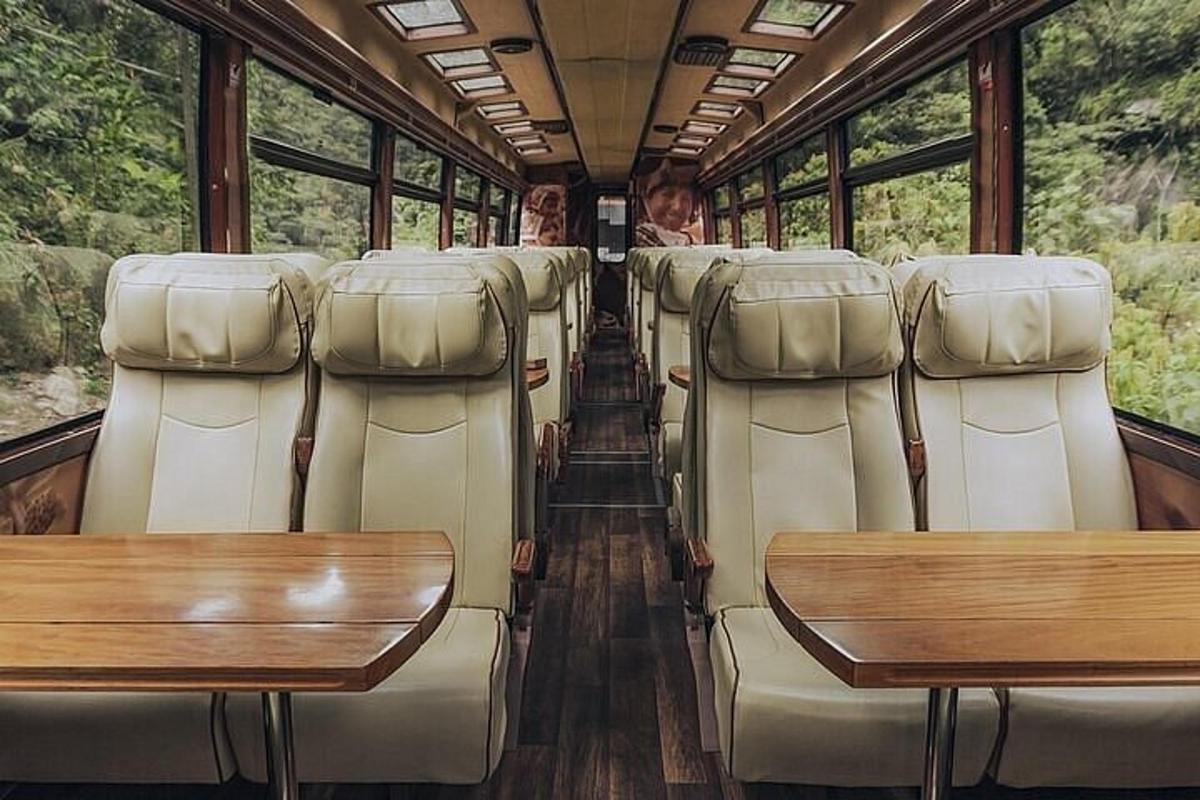 un train avec des sièges et des tables vides