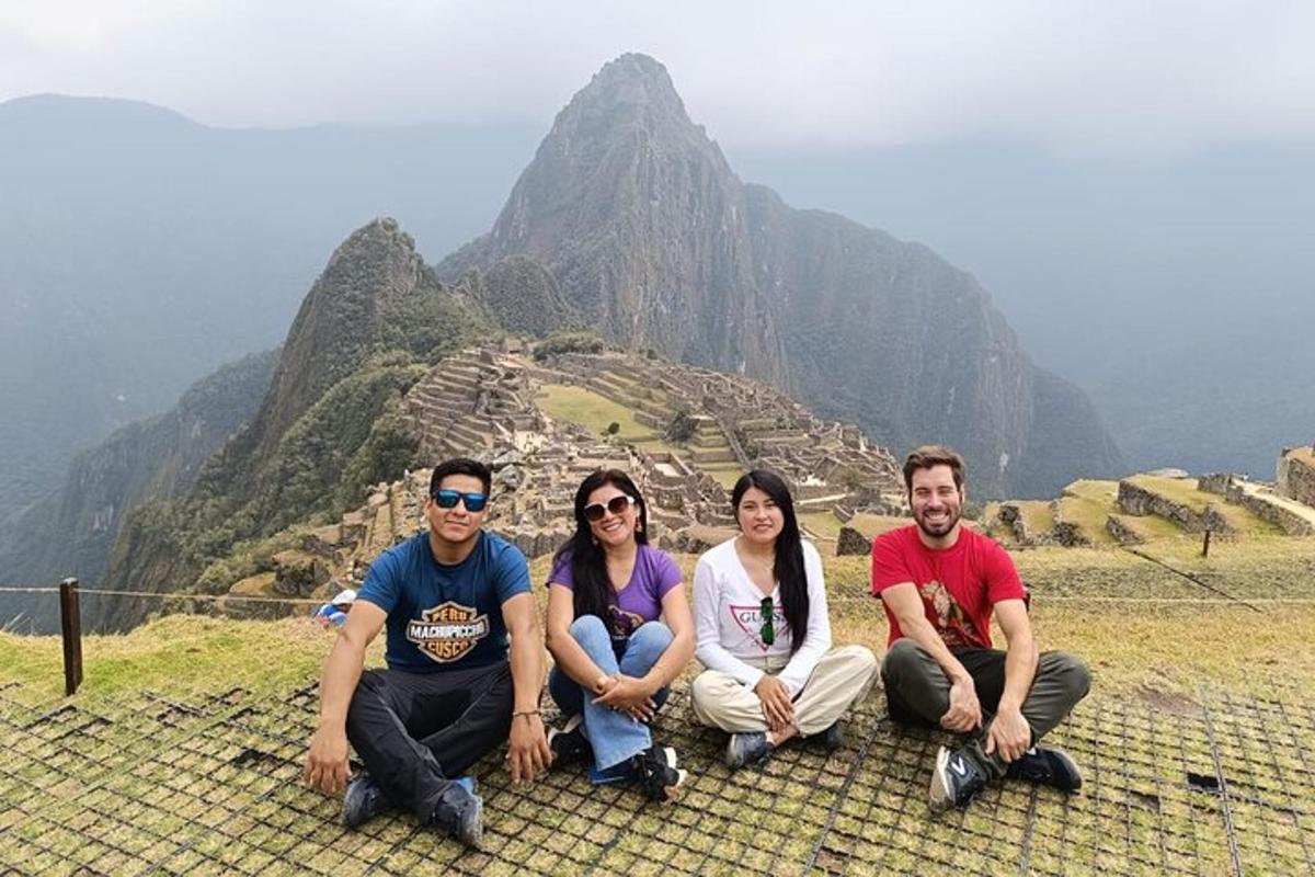 um grupo de pessoas sentadas no topo de uma montanha