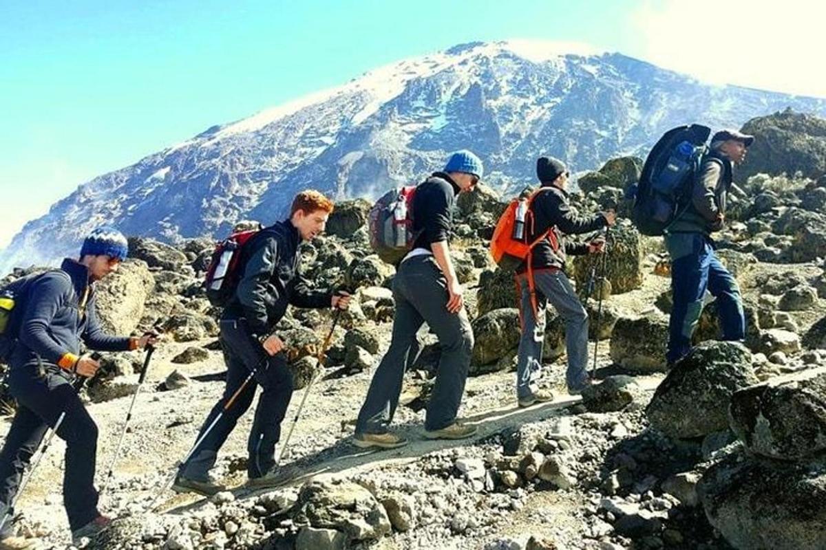 un grupo de hombres caminando por una montaña