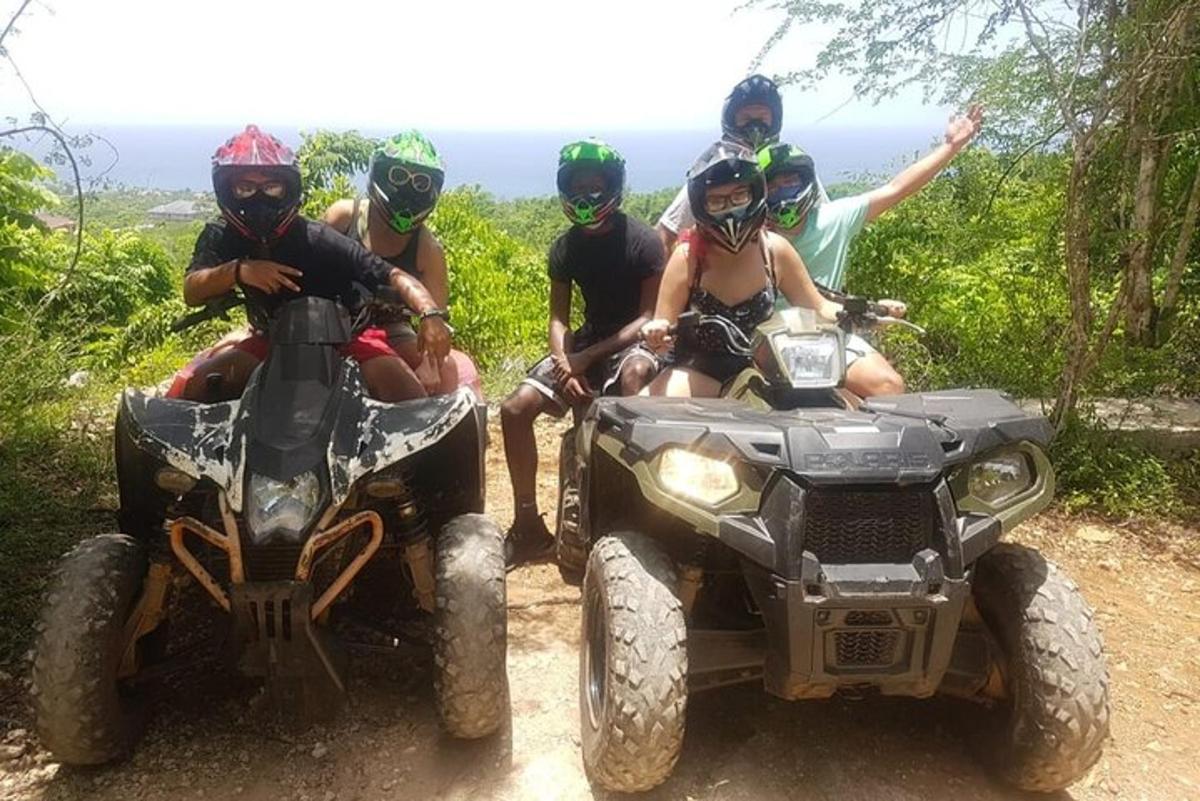 egy csoport ember ül ATV-ken egy ösvényen