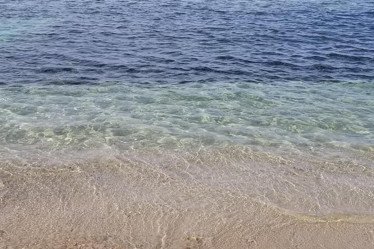 ein Blick auf den Strand mit dem Meer im Hintergrund