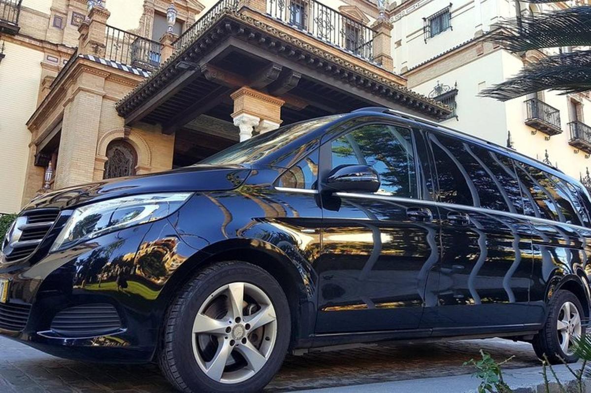 melna automašīna novietota ēkas priekšā