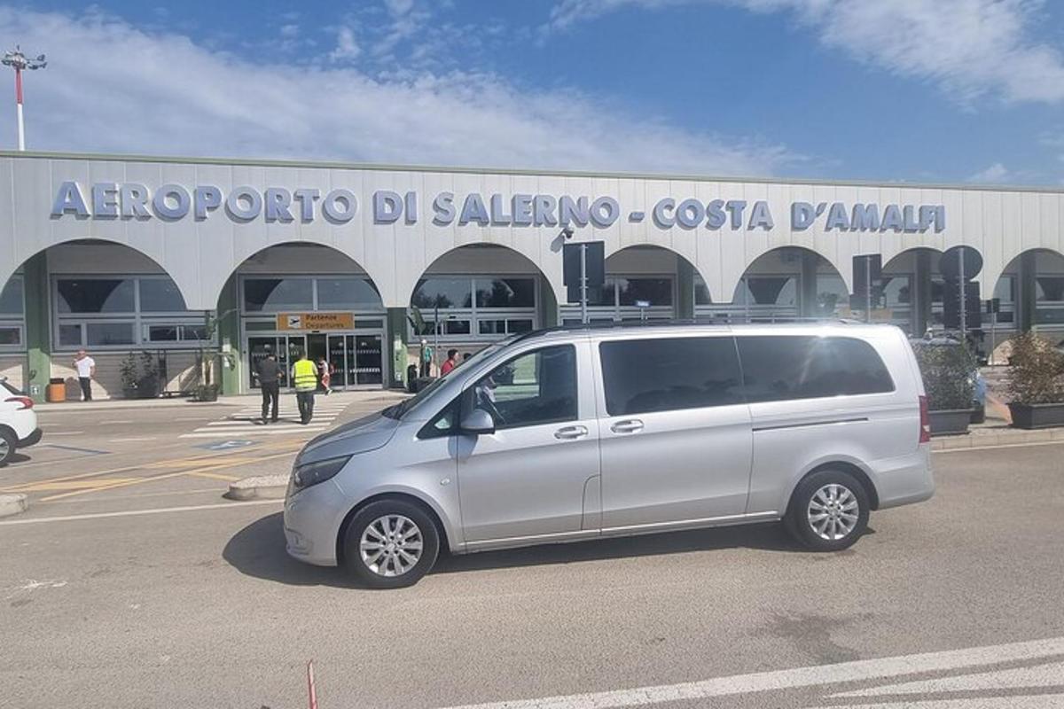 un furgone parcheggiato in un parcheggio di fronte a un edificio