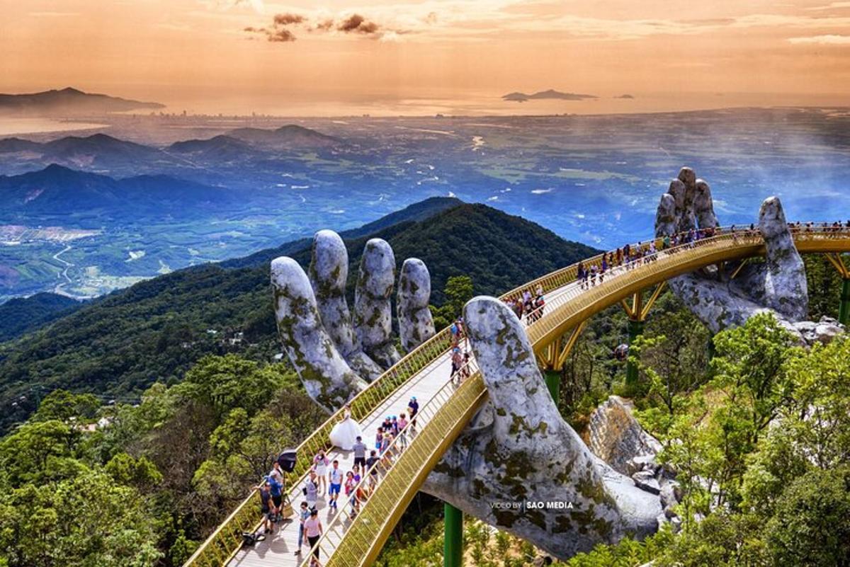 một nhóm người trên cầu giơ tay