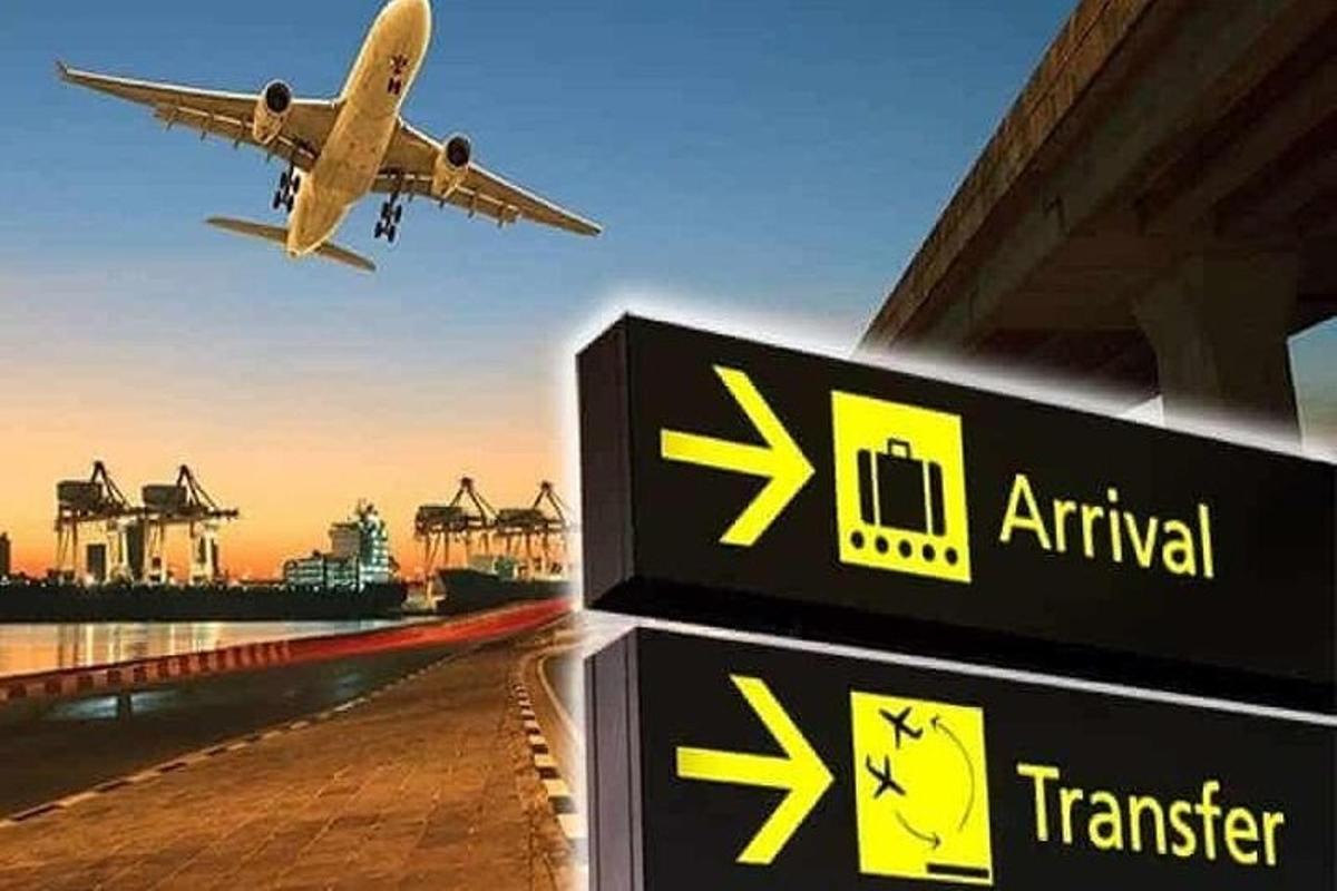 un aereo sta volando sopra un aeroporto con un cartello