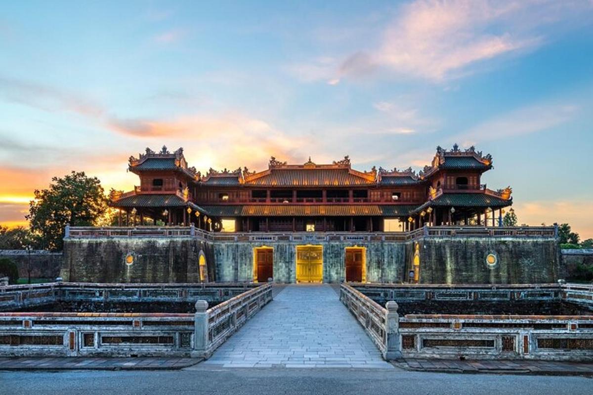 một tòa nhà lớn có một cây cầu ở phía trước