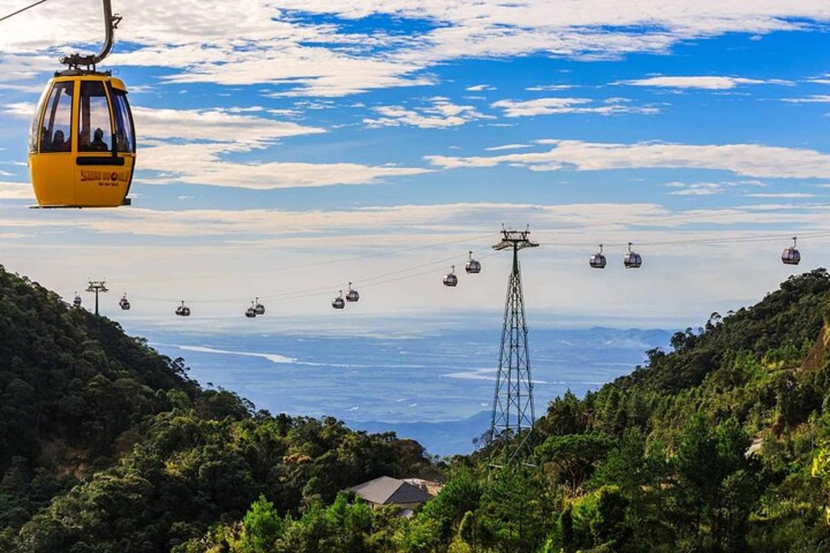 một chiếc thuyền gondola nâng lên trên bầu trời qua một ngọn núi