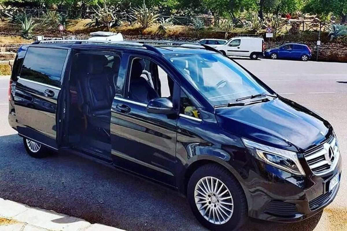 Una camioneta negra estacionada en un estacionamiento con la puerta abierta