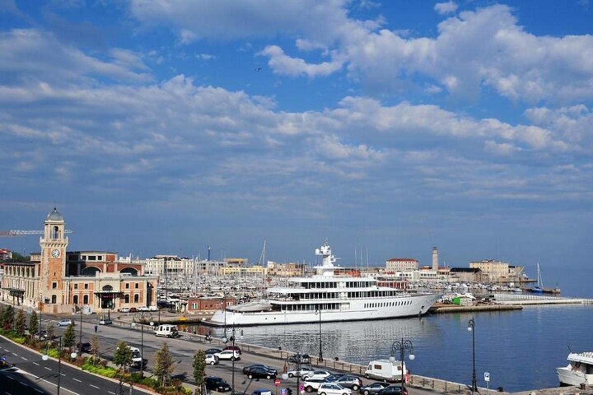 ένα μεγάλο κρουαζιερόπλοιο αγκυροβολημένο σε ένα λιμάνι