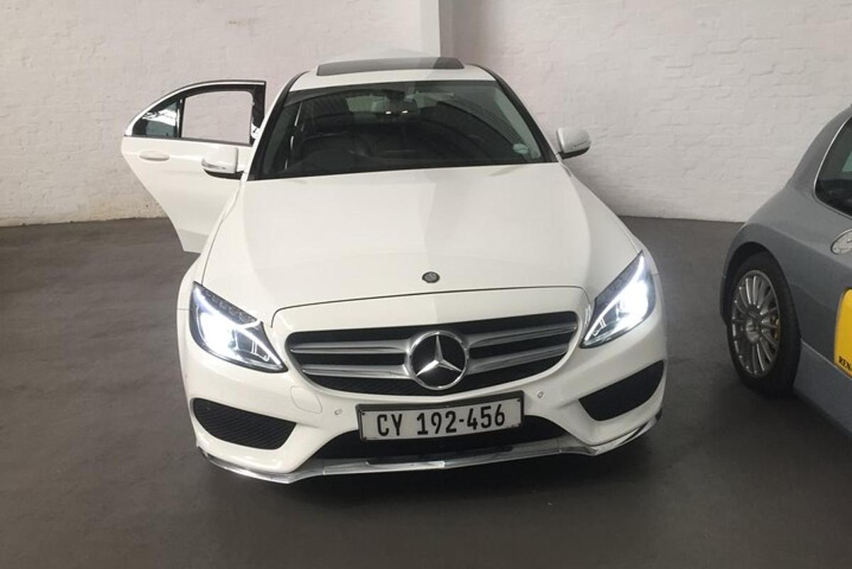 ein weißes Auto steht in einer Garage
