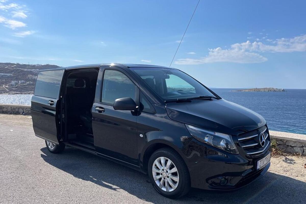musta kuorma-auto pysäköitynä meren rannalle