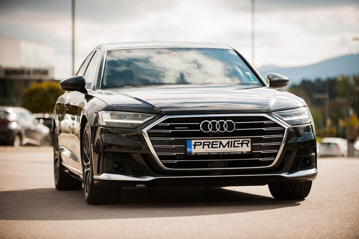 một chiếc xe audi màu đen đỗ trong bãi đậu xe