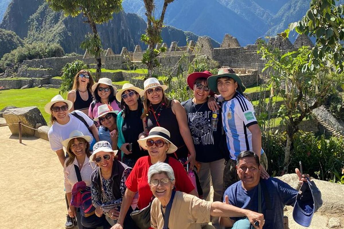 một nhóm người đang tạo dáng chụp ảnh ở machu picchu