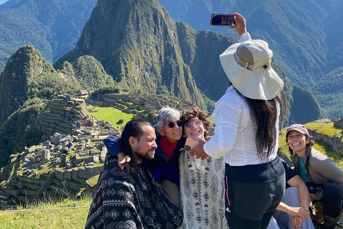 um grupo de pessoas tirando uma foto de uma montanha