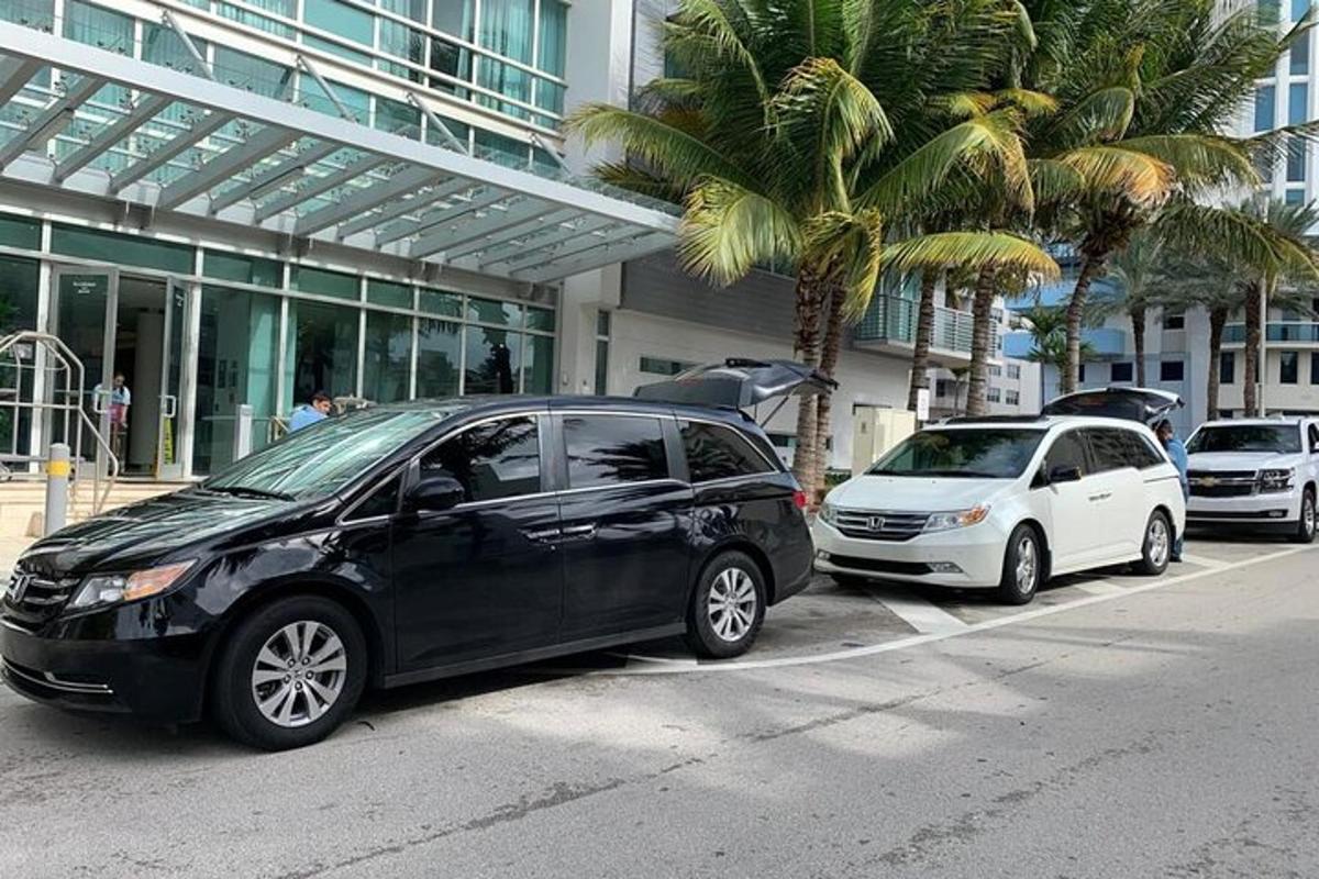dwa samochody zaparkowane na parkingu przed budynkiem