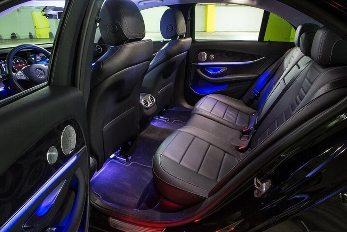 auto s otevřeným kufrem a sklopenými zadními sedadly