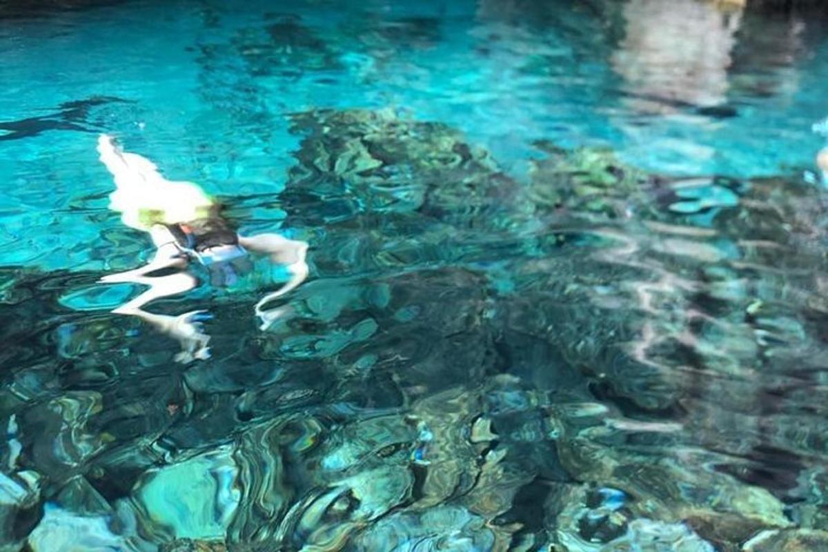 una persona nadando en una piscina de agua