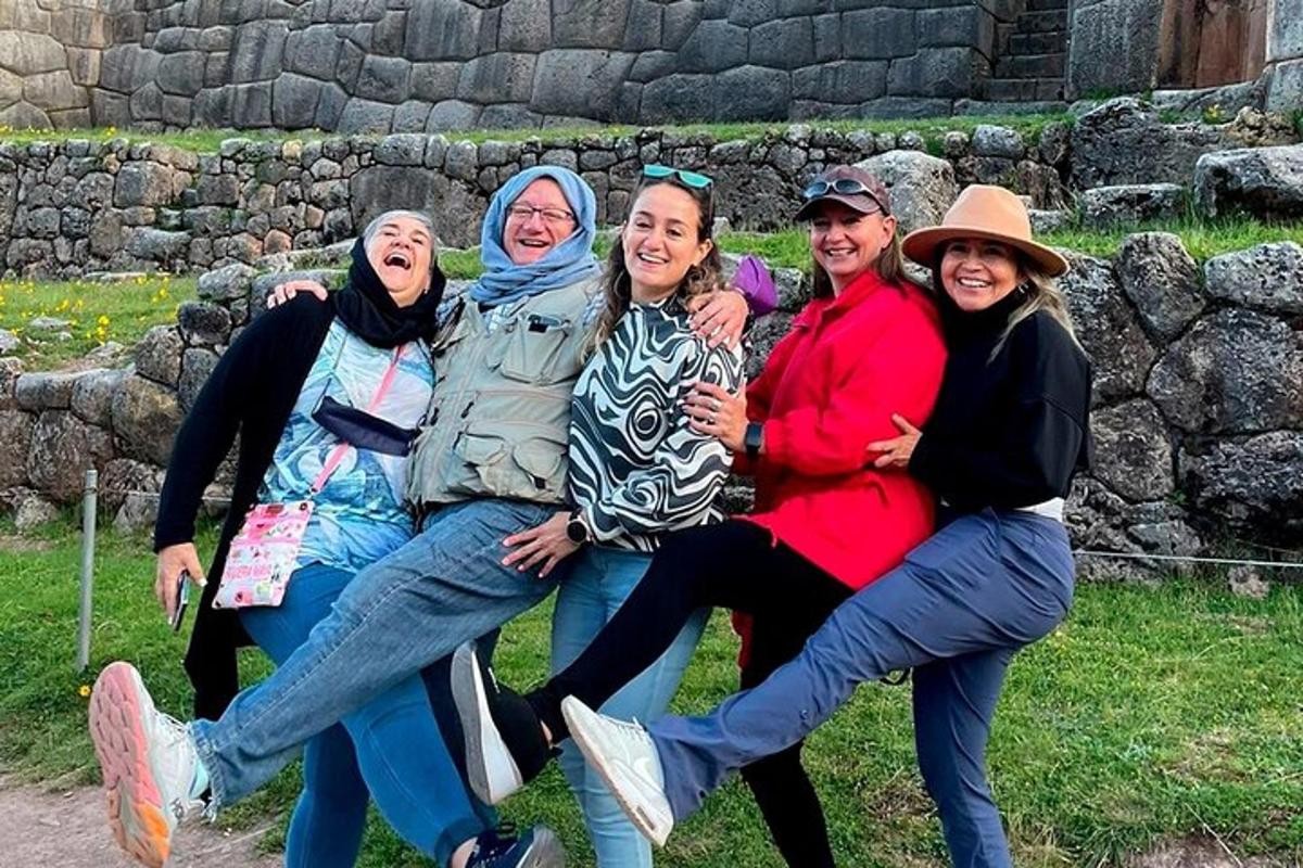 bir grup kadın fotoğraf çektirmek için poz veriyor